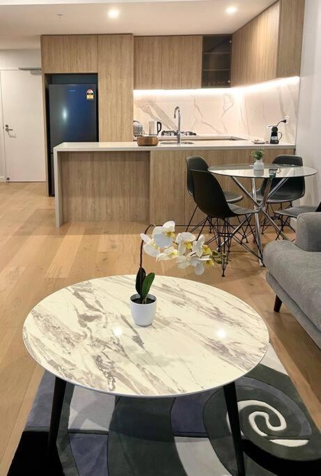 Апартаменты Stunning Oceanview 2Br In The Heart Of Broadbeach 44F Голд-Кост Экстерьер фото