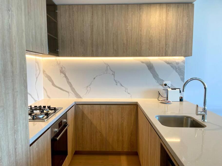 Апартаменты Stunning Oceanview 2Br In The Heart Of Broadbeach 44F Голд-Кост Экстерьер фото
